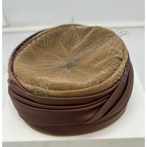 Vintage Pillbox with net Hat 50s Brown Velvet Satin 6 x 3 - Picture 1 of 6